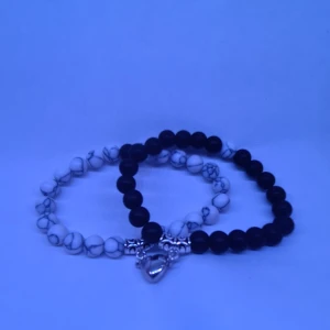 Par armband hjärta  - Sten armband vit marmor  Sten armband svart sten Silver hjärta med magnet  Helt ny, aldrig använd  Köparen står för frakten/ibland fri frakt. Endast 149kr