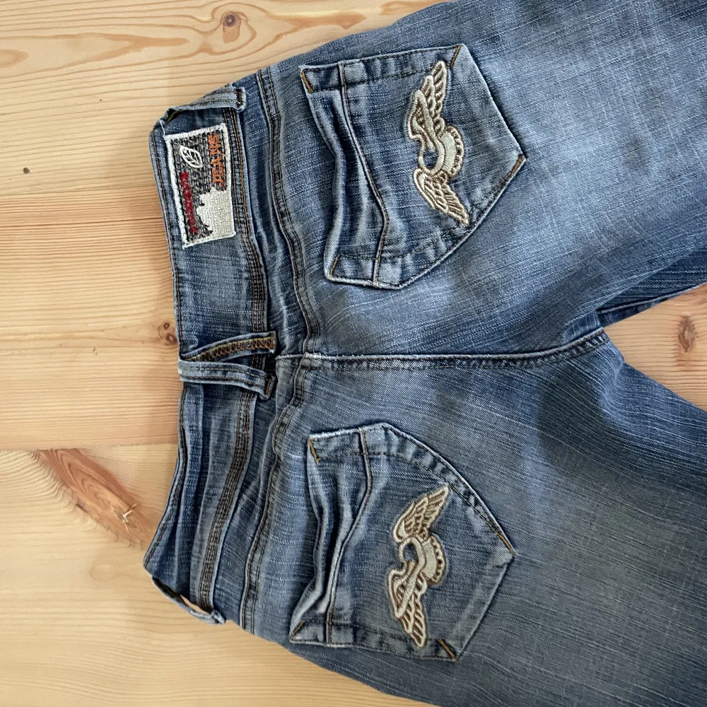 Coola vintage Lågmidjade jeans från John Devin med  jätte snygga fickor . Jeans & Byxor.