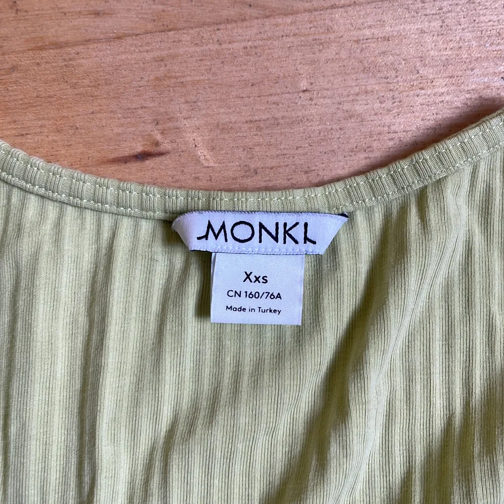 Hej! Jag säljer en ljusgrön topp från Monki i storlek XXS som är i använt skick! <3  Hämtas helst i Malmö!. Toppar.