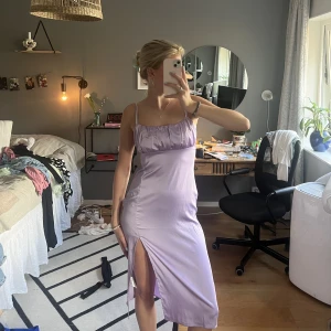 Söt lila klänning - Söt lila klänning till alla tillfällen! I fint skick 🌸