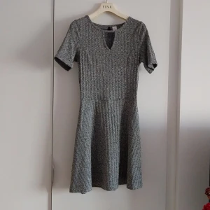 Enkel grå klänning - Enkel grå klänning från hm i storlek 34. Sparsamt använd.   Betalning sker via swish och köparen står för frakten