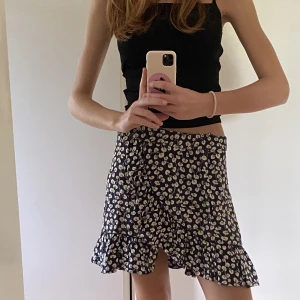 Ganni kjol - Så fin och härlig kjol från Ganni, mörkblå med vita blommor och volanger!!! Perfekta kjolen verkligen💕💕