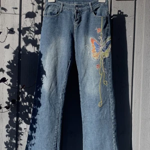 Y2k low waisted jeans  - Low waisted jeans som jag köpte i Amsterdam och aldrig har använt då jag inte tycker de passar mig så bra. Dem köptes på en second hand marknad så dem är använda av någon annan innan mig, men de är i asbra skick. Står M men passar S 