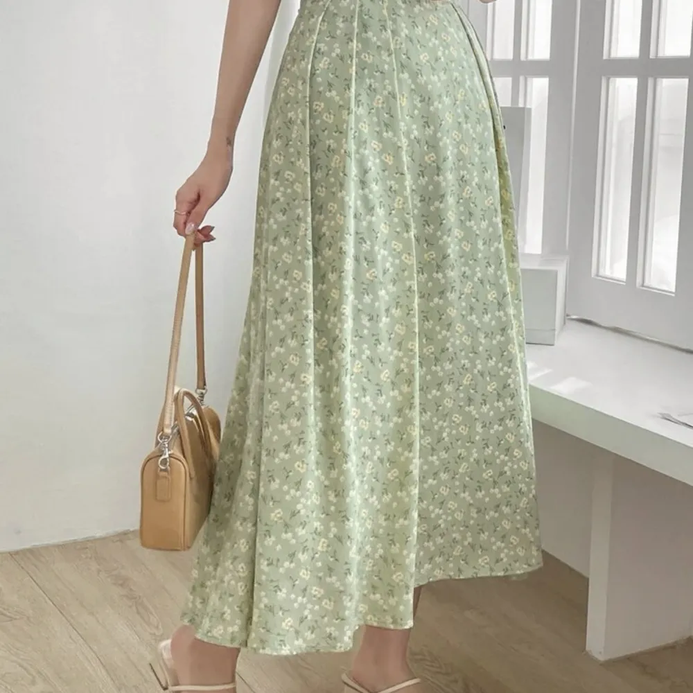 Jätte fin grön kjol använd 2 gånger, ser ut som ny. Kjolar.