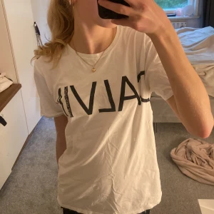 Calvin Klein T-shirt❤️ - Säljer denna Calvin Klein T-shortsen❤️