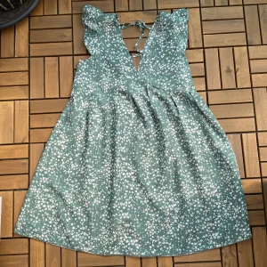 Klänning  - En jättesöt sommarklänning som tyvärr inte satt som jag tänkte mig, köpt på sellpy! 