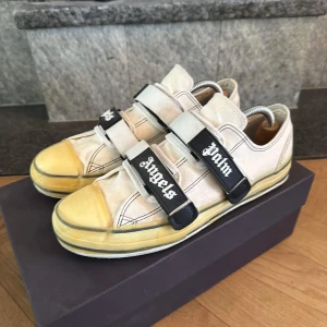 Palm angel velcro - Säljer dessa snygga palm angel skor som inte syns varenda dag. De är i fint skick o säljs för ett riktigt bra pris. De kostar nya ca 2700kr. Köparen står för fraktkostnaden📦🚚