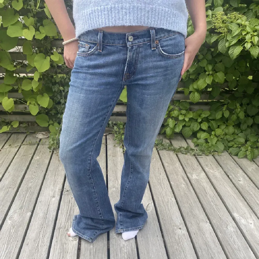 Jag säljer dessa jätte fina jeans pågrund av att de var för stora i midjan. Lånad bild från förra säljaren.💗🩷. Jeans & Byxor.