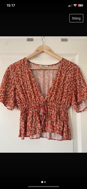 Topp - Jättesöt topp från pull& bear med djup v neck. I fint skick