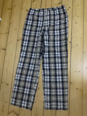 Pyjamasbyxor från hm! Helt ny! Aldrig använd. Tunnt material. Långa. Köpte för 200kr säljer nu för 130kr. Helt nya aldrig använd pga för stora. 