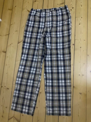 Pyjamasbyxor!  - Pyjamasbyxor från hm! Helt ny! Aldrig använd. Tunnt material. Långa. Köpte för 200kr säljer nu för 130kr. Helt nya aldrig använd pga för stora. 