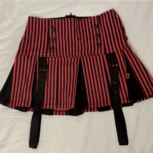 Tripp Nyc kjol - Kjol fran tripp nyc i storlek xs, men passar även pá mig som har storlek S. Kostade runt 850k när den köptes.