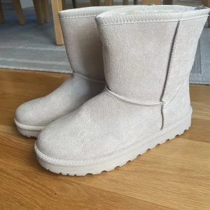 Snygga vinterskor - Oanvända skor som är köpta i Spanien. Ovandel syntet. Säljs pga för små.