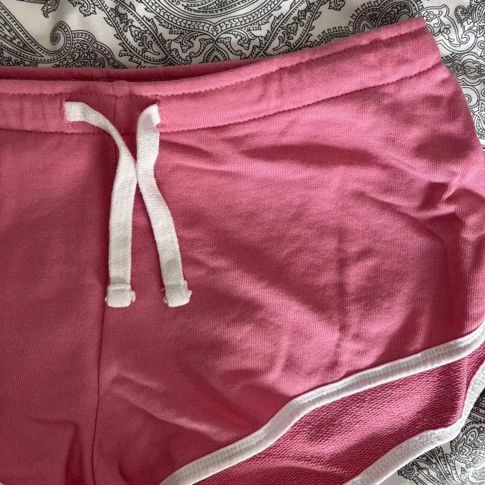 Dessa rosa shorts är lite använda, har blivit för små. De sitter så på mig som på bilden som har storlek M.. Shorts.