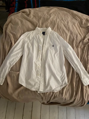 Barn/tonåring  - Storlek - står 14-16 L/G men det är som för en 12-14 åring, ca 150 cm. Fin klassisk skjorta Ralph Lauren gott skick, använd men ej sliten.  