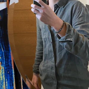 Linne skjorta - Snygg mörkgrön oversized linne skjorta från A days march.  Använd fem gånger ungefär. Skick 8/10. Storlek S men stor i storleken så känns som M nästan L. Originalpris 1000 kr.