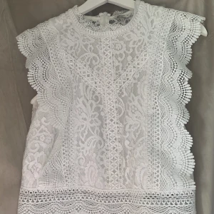 Topp - Säljer denhör jätte söta toppen från only. Använd några gånger men är precis som ny.