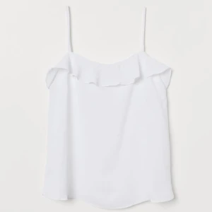 Linne med volang - Säljer detta vita linnet med volang från HM. Sjukt fint men kommer tyvärr inte till användning för mig längre. Använd en hel del förut men fortfarande i ett väldigt fint skick.💕 Säljer för 60 kr + frakt💗