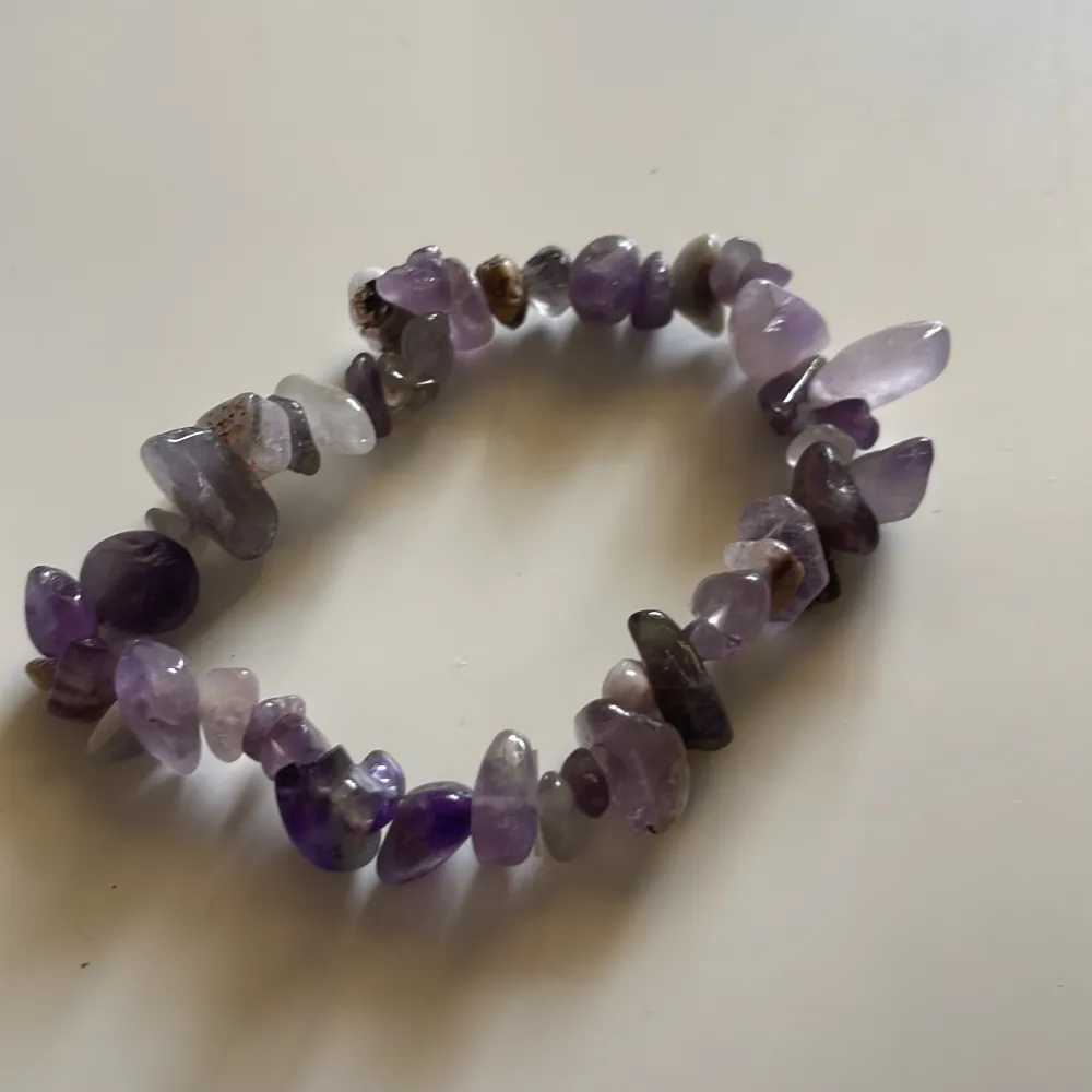 kristallen hjälper med meditation, avslappning och helhetssyn! köpt på en marknad i london :)). Asusteet.