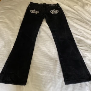 Victoria Beckham Jeans - utsvängda victoria beckham-jeans med låg midja