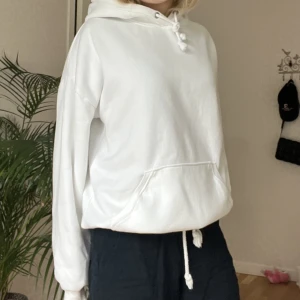 Hoodie - Säljer denna vita hoodie ifrån bikbok🤍