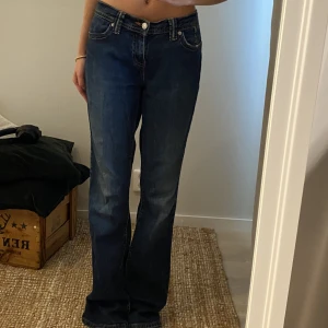 Jeans - De mest perfekta jeansen ifrån Levis. De är lågmidjade och går hela vägen ner till marken på mig som är 166 cm❤️ Kan passa någon som är längre också då de är ganska långa!