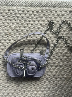 Nunoo väska - Fin lila liten nunoo väska köpt för flera år sedan men knappt använd. Nypris, runt 1000????