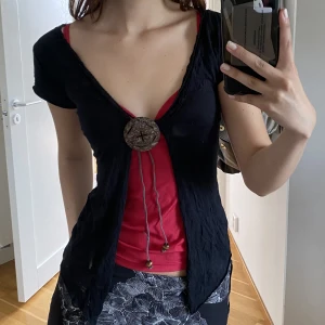 ”Bolero” - Svart ”bolero” från SisterS point med coola detaljer, fint skick men finns tecken på användning. 