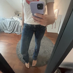 Ltb lågmidjade jeans - Lågmidjade jeans från LTB. Bara använda 1/2 ggr pga fel storlek för mig:) Långa! Jag är 169. Storlek 26/36