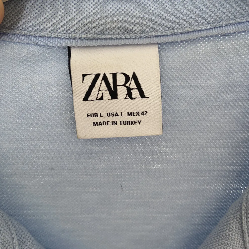 Babyblå piké/skjorta från zara. Använd max 10 gånger, superskick!  . T-shirts.