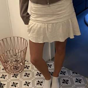 Säljer denna kjol i linne tyg från Stradivarius💕i storlek 38. Säljer pga inte kommer till användning.