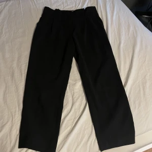 Svarta Kostymbyxor  - Dessa är från H&M, storlek 40 och sutter ganska löst. I midjan har den en detalj där den är insydd kan man säga så den är lite vikt. Skriv för fler bilder. Kan mötas upp annars står köparen för frakten❤️
