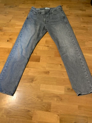 Gråa Jack and Jones jeans  - Jättebra skick använda 10 gånger typ. De är ba fråga om du har några funderingar. 600kr orginalpris