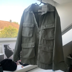 Jeansjacka  - Jeansjacka från zara som aldrig är använd. Köpt i Stockholm. Strl S men passar också M-L så S-L