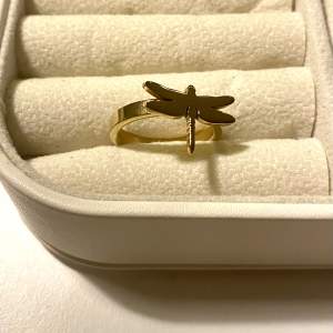 Säljer denna coola ring från edblad i strlk 17,5 mm💕  Denna ring säljs ej längre🥰 Har nästan aldrig använt då jag bara har silver så den är i toppskick!! 
