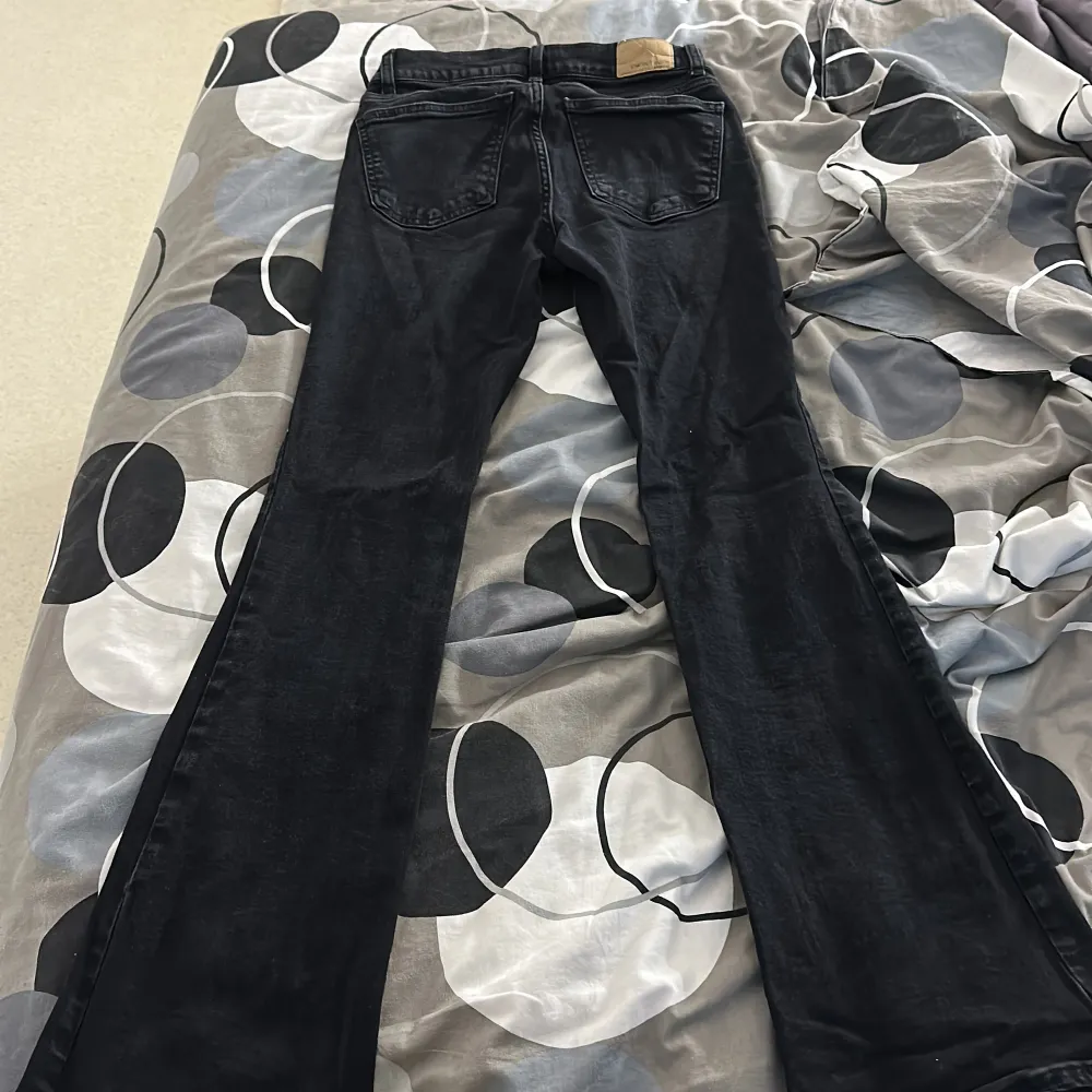 säljer dessa svarta botcut jeans från ginatricot då det inte är min stil längre och jag växt ut de. Skulle säga att de är midrise💖. Materialet är oxå ganska stretchigt. midjemått: 34 inrebenslängden: 76 . Jeans & Byxor.