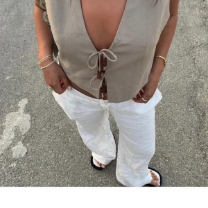 Linnebyxor från Alobha - Säljer ett par helt nya linnebyxor från Alobhalabel, jag beställde två storlekar men glömde lämna tillbaka ett par i storlek S. Prislappen är kvar och har inte ens testat de, de är super fina och kostar i ny pris 900kr💖