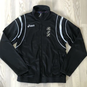 Träningsjacka - Svartvit träningsjacka från asics. Köpt på humana, säljs då den är för stor för mig. Jag skulle uppskatta den som storlek L, men passar även mindre storlekar som en baggy fit. Fint skick, inga defekter eller skador 🦋