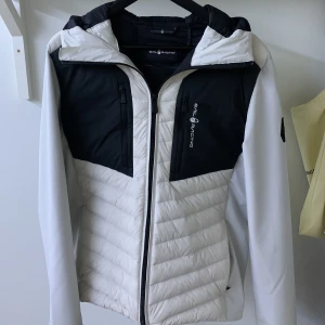 Sailracing jacka - Säljer denna snygga sail racing jackan,  jackan är sparsamt använd och skicket är väldigt bra förutom en liten defekt vid vänster ficka som man knappt lägger märke till, köptes för 3500 på hemsidan. Kom dm vid frågor och annat