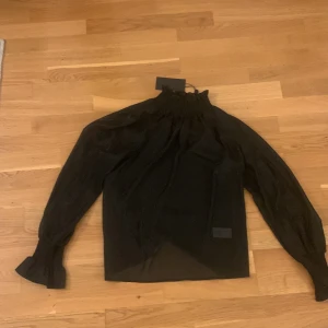 Cyndi blouse Stockholm - Nyskick , aldrig använd , taggar kvar . Svart blus med glitter pris går att diskutera.