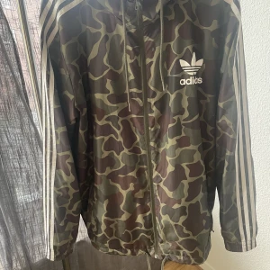 adidas windbreaker - Storlek L tunnare material funkar bra med hoodie under