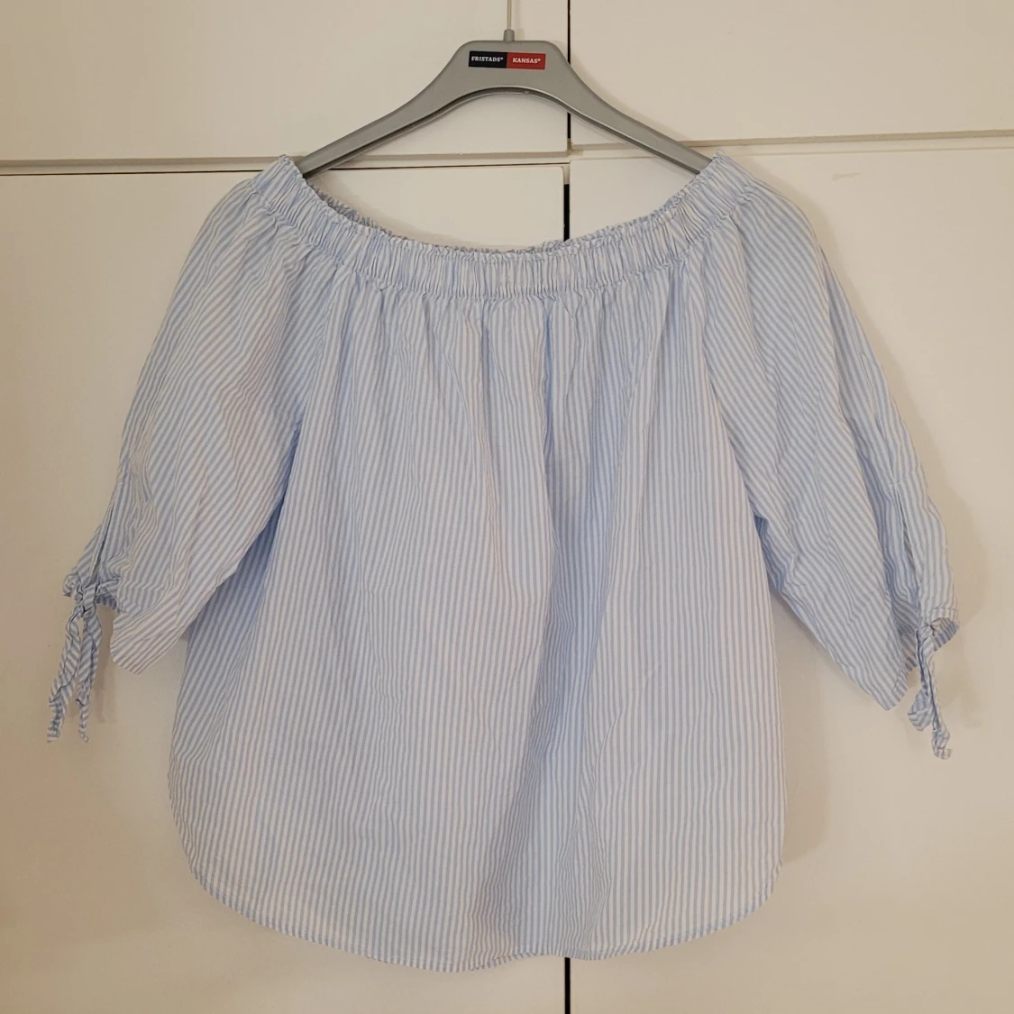 Offshoulder topp blå/vit