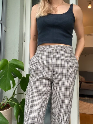 Rutiga kostymbyxor från Monki - Rutiga kostymbyxor från Monki i storlek 34