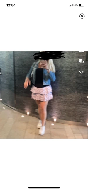 Zara jeans jacka - Fett fin jeans jacka från zara, den är i barnstorleken 152 cm, men skulle även säga den passar en xs. Jag brukar ha S o den passar mig också.