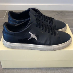 Arigato skor - Säljer mina gamla arigato skor pga jag ej använder längre. Storlek 43 passar även 44. Nypris: 2350 kr. I helt okej skick 6,7-10. (Låda och dustbag ingår). (Sulan går å rengöras) Kan gå ner i pris vid snabb affär!