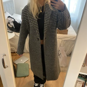 H&M kappa - Perfekta kappan nu till hösten. Super snyggt mönster, kappan är lång och fin. Använd fåtals ggr, slutsåld hos hm. Storlek S💕💕