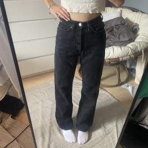 Svarta washed jeans från weekday