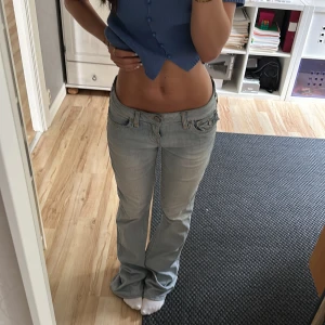 Lågmidjade jeans - Lågmidjade true religion jeans med snygga fickor bak! Aldrig använda av mig och nypris på true religion jeans är ca mellan 1000-3000kr Säljer då dem är för stora på mig Midjemått ca 80cm, innerbenslängd 88cm