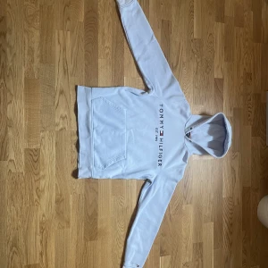 Tommy Hilfiger hoodie - Saknar snörrena till luvan men enkelt fixat