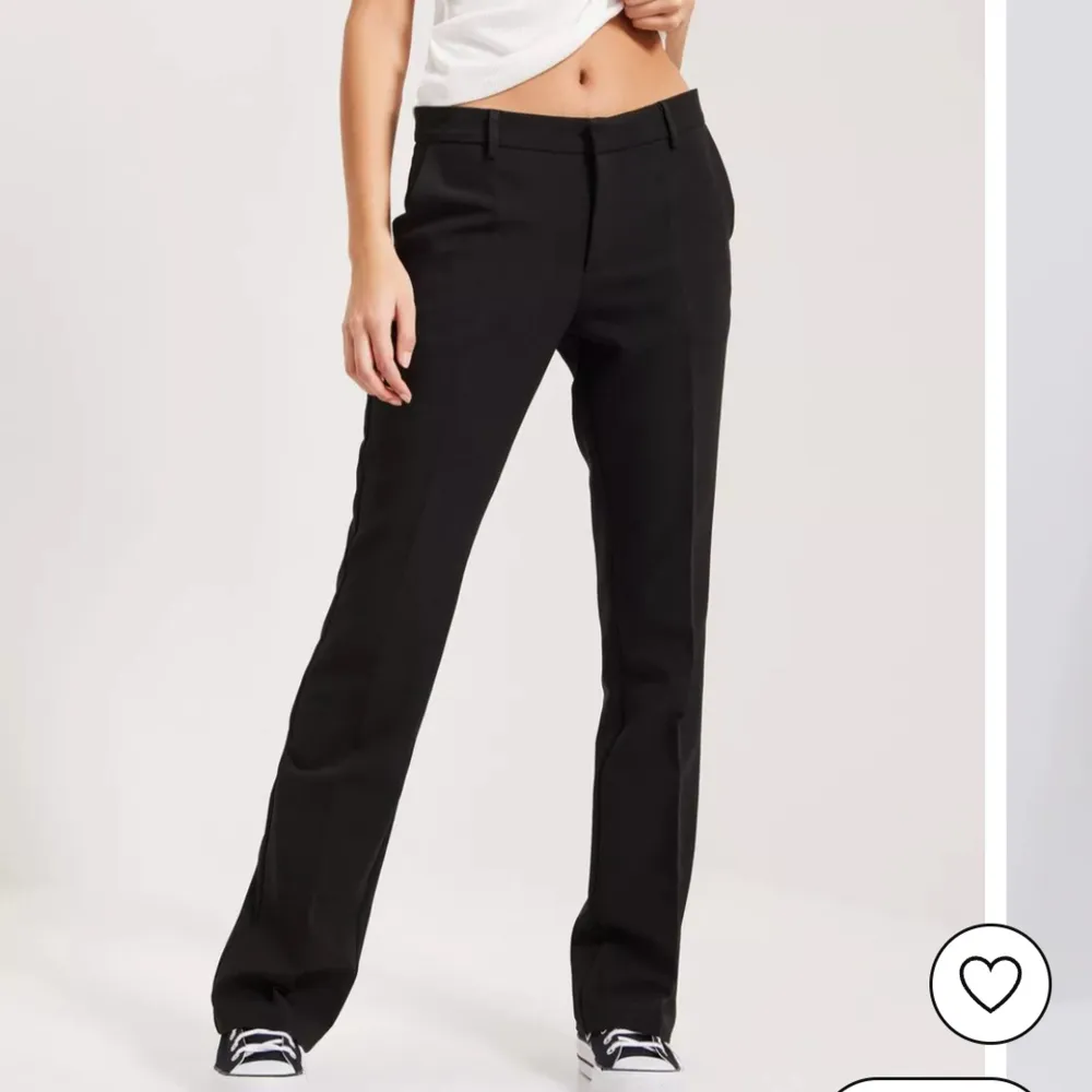 Säljer low waist kostymbyxor från nelly,de är utsvängda och passar i längden på mig som är 174 ca. Säljer för de var lite stora. Skickar gärna egna bilder om någon vill det.🫶🏼. Jeans & Byxor.
